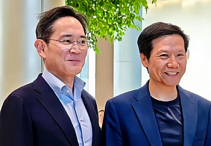 이재용 삼성전자 회장이 지난 22일 중국 베이징 샤오미 전기차 공장에서 레이 쥔 샤오미 회장을 만나 기념촬영을 하고 있다. 중국 샤오미 웨이보 캡처. 뉴스1