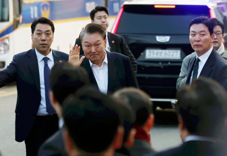 석방된 윤석열 대통령이 지난 8일 오후 경기 의왕시 서울구치소 앞에서 지지자들에게 인사하고 있다. 윤 대통령 오른쪽은 김성훈 경호처 차장. /사진=뉴시스