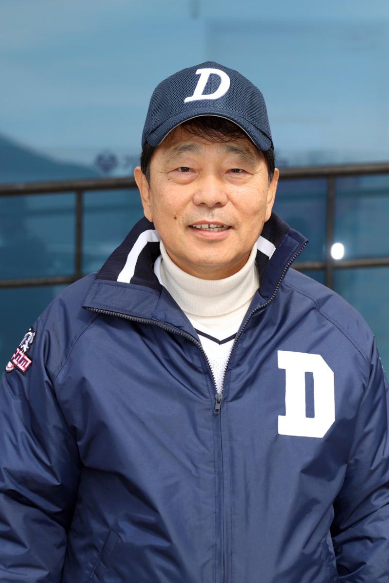 정수홍 에스앤에스텍 대표이사가 지난 달 25일 부산 기장군 현대차드림볼파크에서 열린 '2025 롯데자이언츠·파이낸셜뉴스배 명문고 야구열전'에서 시구자로 나선 뒤 기념촬영을 하고 있다. 사진=서동일 기자