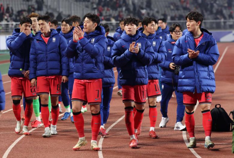 지난 20일 오후 경기 고양시 고양종합운동장에서 열린 '2026 국제축구연맹(FIFA) 북중미 월드컵 아시아 지역 3차 예선 B조 7차전' 대한민국과 오만의 경기, 1-1로 경기를 마친 대표팀 손흥민과 선수들이 그라운드를 돌며 축구팬들에게 인사하고 있다. 뉴시스