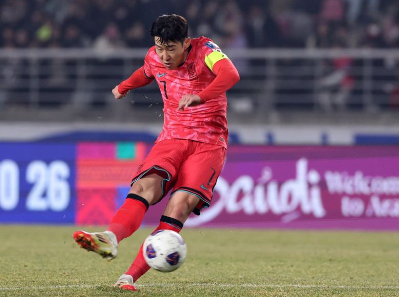 손흥민이 지난 20일 오후 경기 고양시 고양종합운동장에서 열린 2026 국제축구연맹(FIFA) 북중미 월드컵 아시아 3차 예선 B조 7차전 대한민국과 오만의 경기 전반전에서 프리킥을 시도하고 있다. 뉴스1