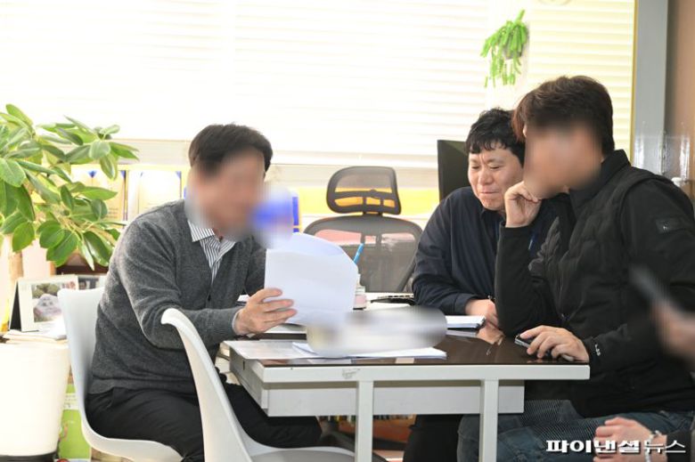 서울시 합동점검반이 지난 21일 서울 송파구 잠실동의 한 중개업소를 찾아 이상거래 여부를 확인하고 있다. 서울시 제공