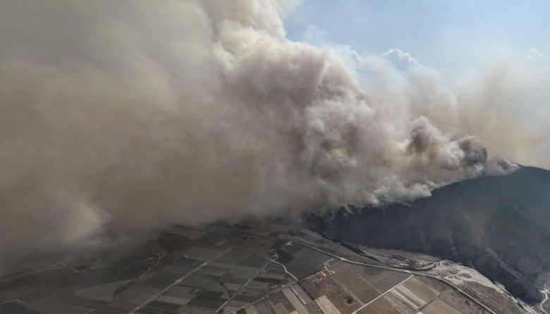 경북 의성군 대형 산불 발생 사흘째인 24일 의성군 점곡면 야산에서 산불이 강풍을 타고 번지고 있다. /사진=연합뉴스