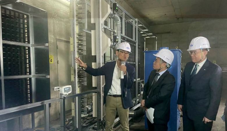 과기정통부 황판식 연구개발정책실장(가운데)과 기계연구원 류석현 원장(오른쪽)이 24일 대전 지하철 서대전네거리역 공조실에서 초미세먼지 저감장치에 대한 기계연구원 김학준 책임연구원의 설명을 듣고 있다. 기계연구원 제공