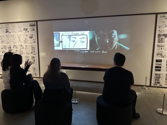 아카데미영화박물관서 진행되는 '디렉터스 인스퍼레이션: 봉준호' 전시 (로스앤젤레스=연합뉴스) 임미나 특파원 = 지난 20일(현지시간) 미국 로스앤젤레스 아카데미영화박물관에서 열린 '디렉터스 인스퍼레이션: 봉준호' 전시 프리뷰 행사에서 방문객들이 영화 속 한 장면을 감상하고 있다. 연합뉴스