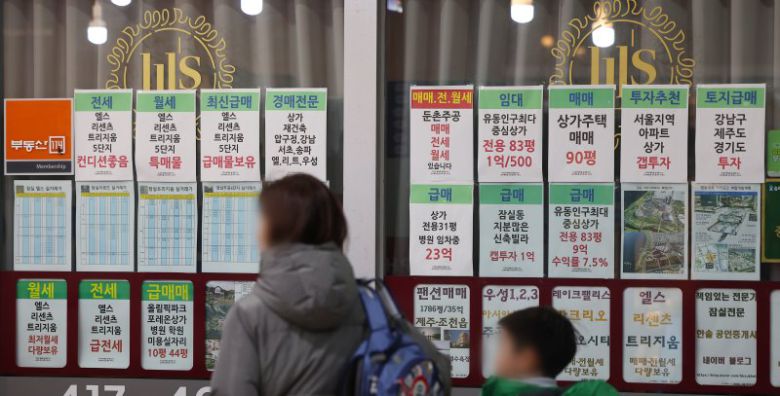 서울의 한 아파트 단지 내 부동산중개업소에 커튼이 쳐져 있다. 사진=연합뉴스