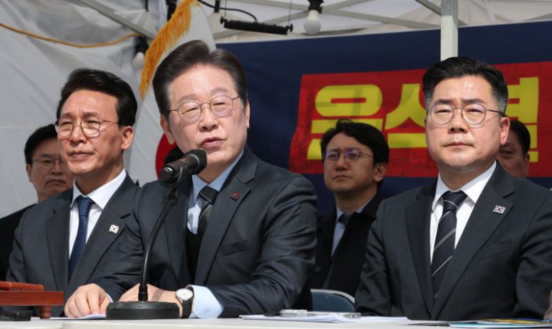 [서울=뉴시스] 김명년 기자 = 이재명 더불어민주당 대표가 24일 서울 종로구 경복궁역 인근 천막당사에서 열린 현장최고위원회의에서 모두발언을 하고 있다.(공동취재) 2025.03.24. kmn@newsis.com /사진=뉴시스