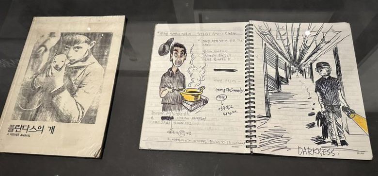 아카데미영화박물관서 진행되는 '디렉터스 인스퍼레이션: 봉준호' 전시 (로스앤젤레스=연합뉴스) 임미나 특파원 = 지난 20일(현지시간) 미국 로스앤젤레스 아카데미영화박물관에서 열린 '디렉터스 인스퍼레이션: 봉준호' 전시 프리뷰 행사에서 방문객들이 영화 속 한 장면을 감상하고 있다. 연합뉴스