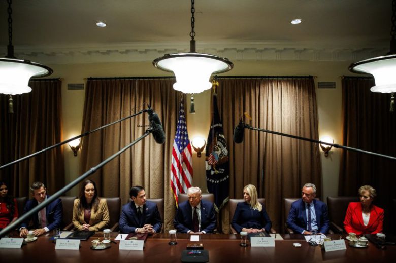 24일(현지시간) 미국 워싱턴DC 백악관에서 도널드 트럼프 미 대통령(가운데)을 비롯한 각료들이 회의를 하고 있다.UPI연합뉴스