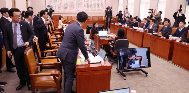 [서울=뉴시스] 조성우 기자 = 26일 오전 서울 여의도 국회에서 열린 법제사법위원회 전체회의에서 정청래 위원장이 피청구인 윤석열 탄핵심판 선고기일 신속 지정 촉구 결의안을 의결하려 하자 국민의힘 의원들이 퇴장하고 있다. 2025.03.26. xconfind@newsis.com <저작권자ⓒ 공감언론 뉴시스통신사. 무단전재-재배포 금지.> /사진=뉴시스화상