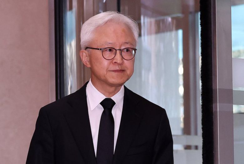 경계현 삼성전자 고문이 25일 서울 강남구 삼성서울병원 장례식장에 마련된 한종희 삼성전자 대표이사 부회장의 빈소로 향하고 있다. 뉴스1                                    최치훈 삼성물산 전 사장(전 이사회 의장)이 25일 서울 강남구 삼성서울병원 장례식장에 마련된 한종희 삼성전자 대표이사 부회장의 빈소를 방문하고 있다. 뉴시스