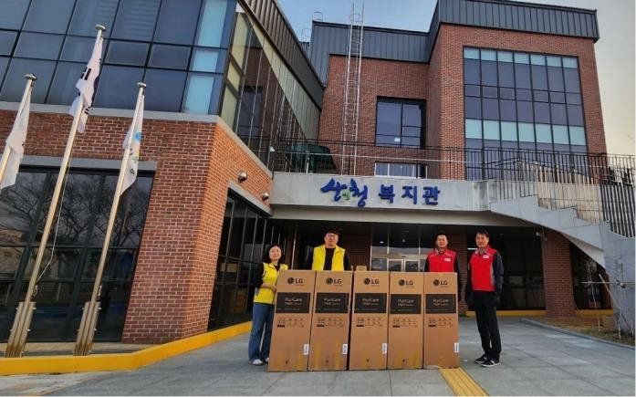 LG전자 설치기사들이 산불 피해지역 이재민 대피소로 활용되는 경남 산청군 산엔청복지관을 찾아 공기청정기를 전달하고 있다. LG 제공