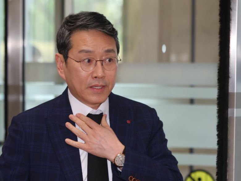 조주완 LG전자 대표이사 사장이 25일 한종희 삼성전자 대표이사 부회장의 빈소가 마련된 서울 강남구 삼성서울병원 장례식장을 방문하고 있다. 뉴시스