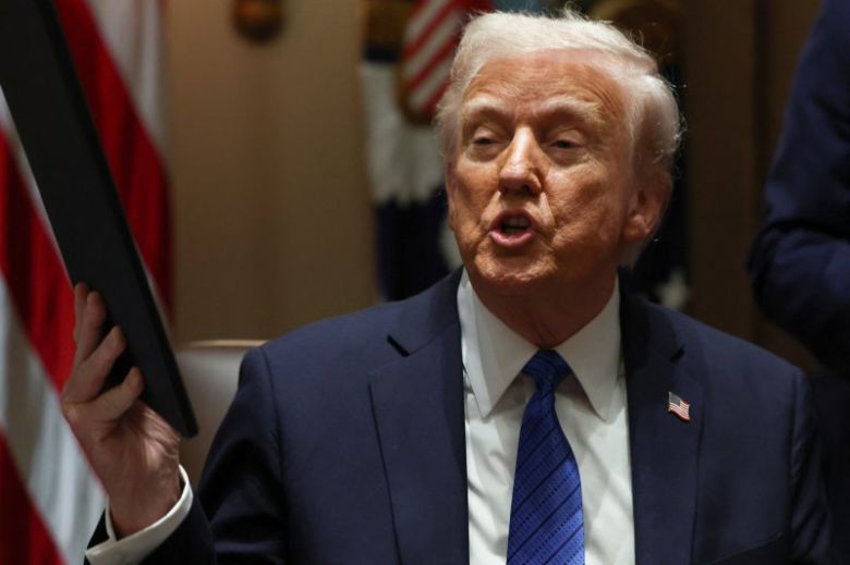 도널드 트럼프 미국 대통령이 25일(현지시간) 백악관에서 행정명령에 서명한 뒤 기자들에게 말하고 있다. 국제 유가는 이날 미국 유가가 소폭 하락했지만 전날 베네수엘라 석유 수입국에 대한 25% 관세, 중동 분쟁 심화 등 트럼프 취임 이후 공급 불안 우려가 가중되며 상승 압력이 높아지고 있다. 로이터 연합