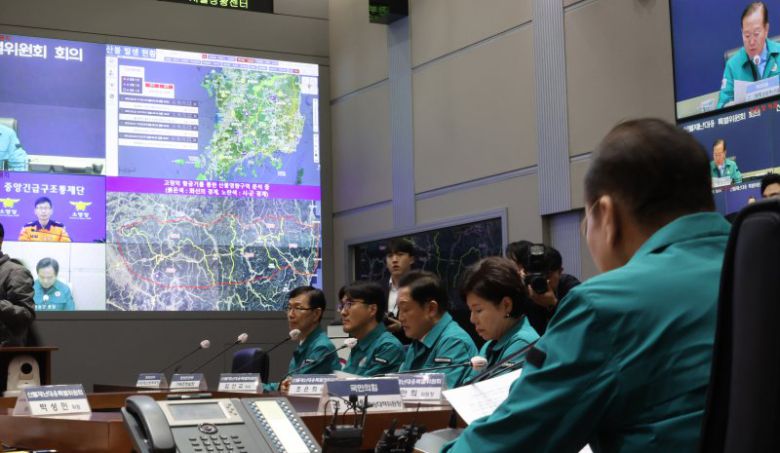 산불 대응 논의하는 與 권영세 국민의힘 비상대책위원장(오른쪽 첫번째)이 27일 정부서울청사 중앙재난안전상황실을 방문해 산불 피해상황 등을 듣고 산불재난대응 특별위원회 회의를 주재하고 있다. 연합뉴스                                      피해주민 요구사항 듣는 野 이재명 더불어민주당 대표(오른쪽 세번째)가 27일 경북 청송군 진보문화체육센터에 마련된 이재민 대피소를 방문해 산불 피해 주민들의 애로사항을 듣고 있다. 연합뉴스