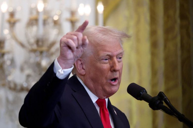 도널드 트럼프 미국 대통령이 26일(현지시간) 백악관에서 '여성 역사의 달' 행사 중 연설하고 있다. 트럼프 대통령의 관세 정책이 미 셰일석유 업계의 증산을 방해하고 있는 것으로 알려진 가운데 미 주간 석유재고가 급감하면서 국제유가가 이날 1% 안팎 상승했다 로이터 연합