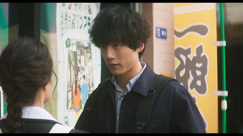 사카구치 켄타로가 드라마 '사랑 후에 오는 것들'에서 브롬톤 런던 '1975 라인의 데님 워크 재킷'을 입고 있다. 화면 갈무리