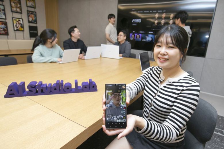 KT AI 스튜디오 랩 직원들이 '신병 3'의 AI 마케팅 영상 제작 도입 방안에 대해 논의하고 있다. KT 제공