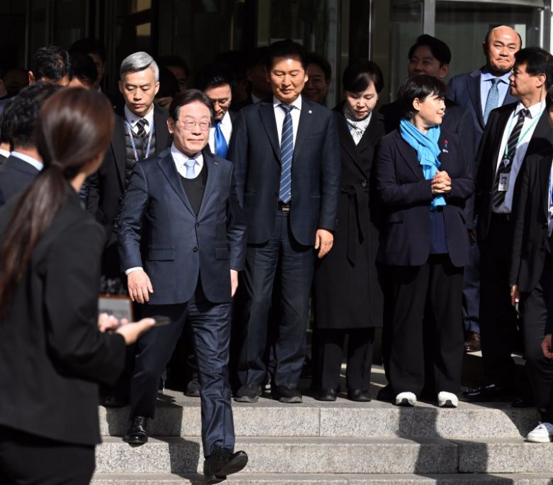 공직선거법 위반 항소심에서 무죄를 선고받은 이재명 더불어민주당 대표가 지난 26일 오후 서울 서초구 서울고등법원에서 열린 공직선거법 위반 혐의 2심 선고 공판을 마친 후 법원을 나서고 있다. /사진=뉴스1