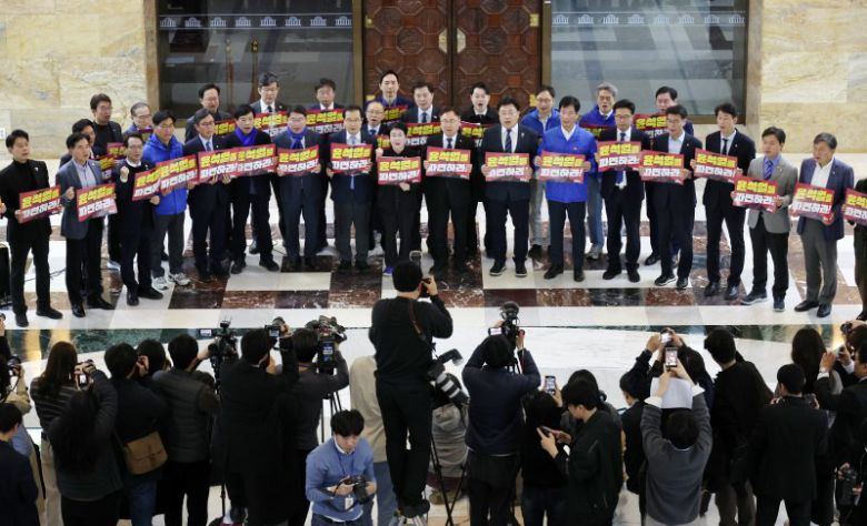 이건태 더불어민주당 의원 등 초선의원 모임인 '더민초' 의원들이 28일 오후 서울 여의도 국회 로텐더홀에서 열린 비상시국대응 긴급기자회견에서 윤석열 대통령 파면을 촉구하는 피케팅을 하고 있다. /사진=뉴시스화상