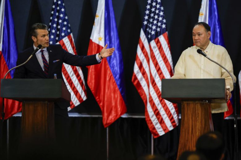 피트 헤그세스 미국 국방부 장관과 길베르토 테오도로 필리핀 국방부 장관이 28일(현지시간) 필리핀 케손시 캠프 아기날도에 있는 필리핀 군 본부에서 공동 기자회견을 하고 있다. AP 연합뉴스