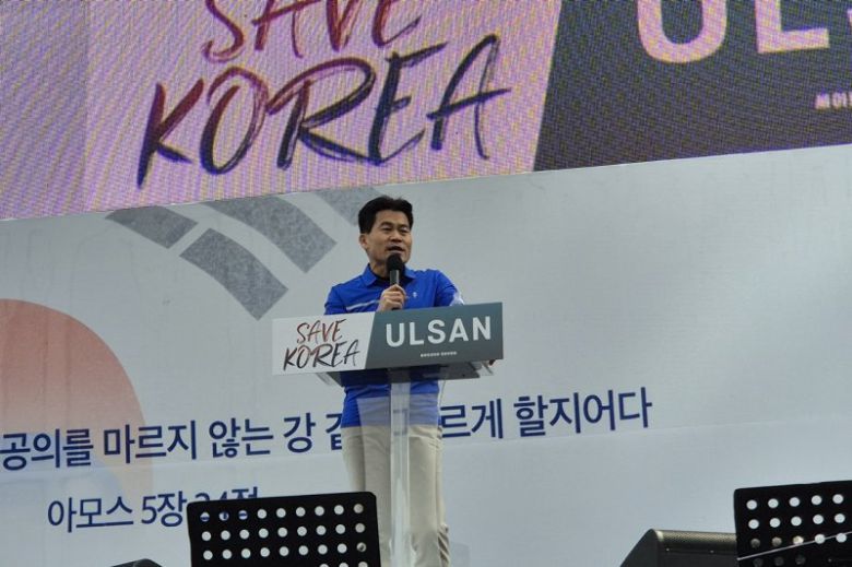 29일 오후 울산 남구 번영사거리에서 열린 윤석열 대통령 탄핵 반대 세이브코리아 국가비상기도회에서 전한길 한국사 강사가 발언하고 있다. /사진=뉴시스화상