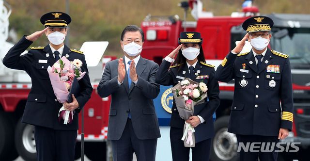 지난 2020년 11월 충남 공주시 중앙소방학교에서 열린 '제58주년 소방의 날' 기념식에서 배우 이준혁이 명예소방관 위촉장을 받은 뒤 당시 문재인 대통령, 배우 조보아, 신열우 소방청장(왼쪽부터)과 함께 기념사진을 찍고 있다. /사진=뉴시스