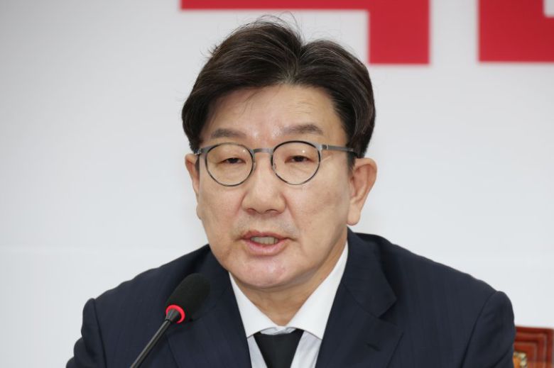 권성동 국민의힘 원내대표가 27일 오전 서울 여의도 국회에서 열린 비상대책위원회의에서 발언하고 있다. 뉴스1