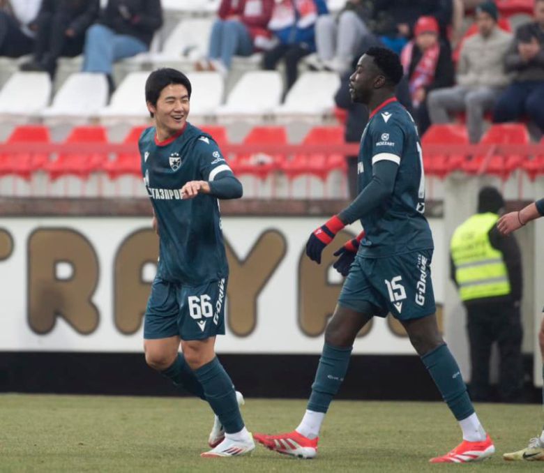 세르비아 축구 리그에서 활약중인 한국 국가대표 부동의 풀백 설영우(26·즈베즈다)도 시즌 6호골을 기록했다. 뉴시스                                      잉글랜드 프로축구 챔피언십(2부 리그)에서 맞대결을 벌여 데뷔골을 터뜨린 퀸스파크 레인저스의 양민혁                                      선제골로 팀 승리를 이끈 스토크 시티의 배준호 뉴시스