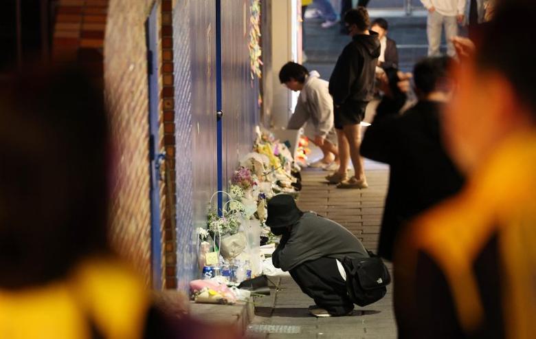 핼러윈데이인 지난해 10월 31일 서울 용산구 이태원 해밀톤호텔 옆 이태원 참사 골목에서 시민들이 지나가고 있다. 뉴스1