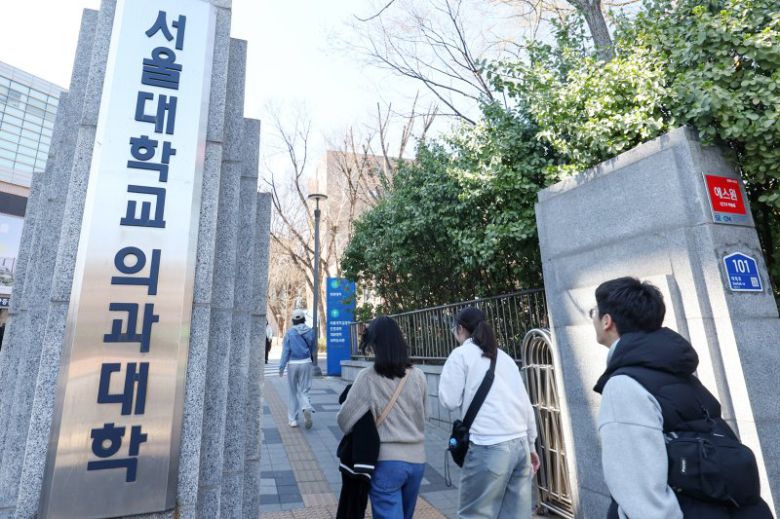 서울 종로구 서울대학교 의과대학 앞으로 시민들이 오가고 있다. 뉴스1