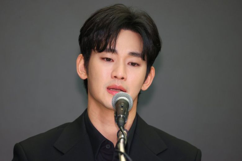 기자회견 하는 김수현 (서울=연합뉴스) 진연수 기자 = 배우 김수현이 31일 오후 서울 마포구 스탠포드 호텔에서 미성년자였던 배우 고 김새론과 교제했다는 의혹과 관련해 입장발표 기자회견을 하고 있다. 2025.3.31 jin90@yna.co.kr (끝)