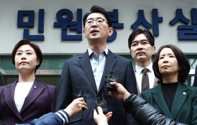 주진우 국민의힘 법률자문위원장이 30일 오후 서울 종로구 서울경찰청 민원실 앞에서 더불어민주당 이재명 대표와 초선 의원, 방송인 김어준 씨 등 71명에 대한 내란음모 혐의 관련 고발장을 접수한 뒤 브리핑을 하고 있다. 뉴스1