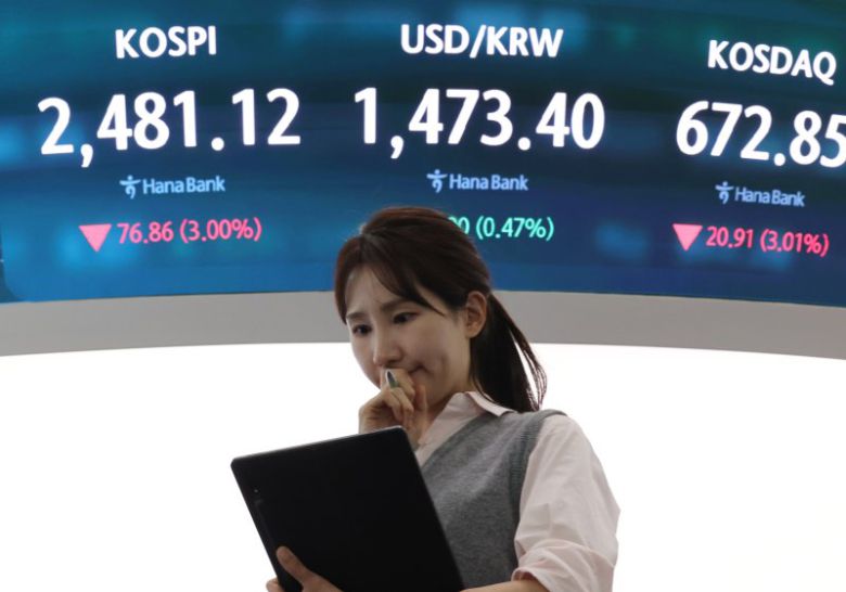 1년 5개월간 금지됐던 국내 주식시장 공매도가 재개된 31일 서울 중구 하나은행 딜링룸에서 한 딜러가 상황을 주시하고 있다. 이날 코스피는 공매도 재개, 상호관세 우려 속에 전장보다 76.86p(3.00%) 내린 2,481.12에 거래를 마감했다. 사진=연합뉴스