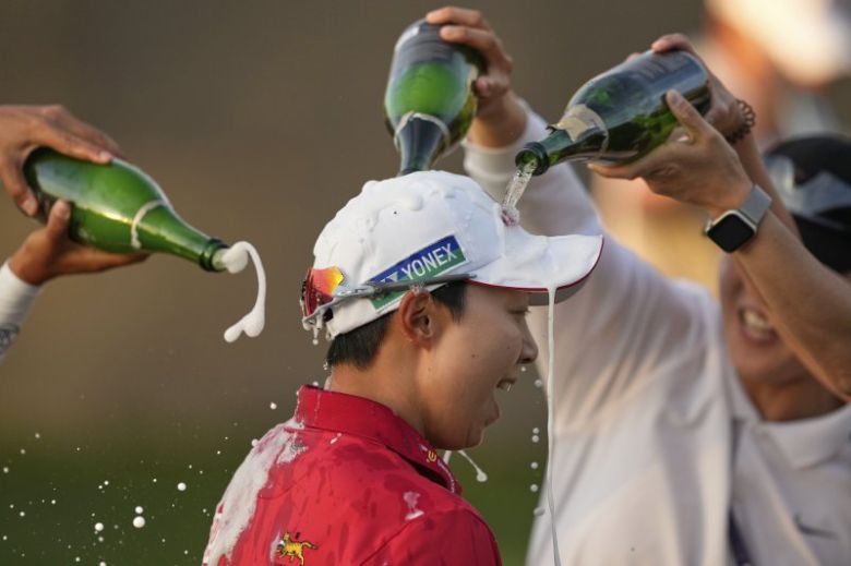 김효주가 30일(현지 시간) 미 애리조나주 챈들러의 월윈드 골프클럽에서 열린 미국 여자프로골프(LPGA) 투어 포드 챔피언십에서 연장 끝에 우승하며 샴페인 세례를 받고 있다. 연합뉴스