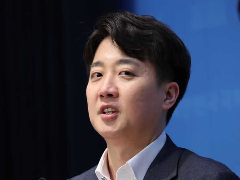 [서울=뉴시스] 조성우 기자 = 이준석 개혁신당 의원이 11일 오후 서울 여의도 국회 소통관에서 고위공직자범죄수사처(공수처) 설치 및 운영에 관한 법률 폐지안 발의 기자회견을 하고 있다. 2025.03.11. xconfind@newsis.com /사진=뉴시스