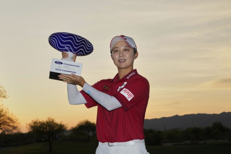 김효주가 3월 30일(현지 시간) 미 애리조나주 챈들러의 월윈드 골프클럽에서 열린 미국 여자프로골프(LPGA) 투어 포드 챔피언십 최종 라운드 3번 그린에서 퍼트 준비를 하고 있다. 김효주는 최종 합계 22언더파 266타로 릴리아 부(미국)와 동타를 이뤄 연장 끝에 우승했다. 뉴시스