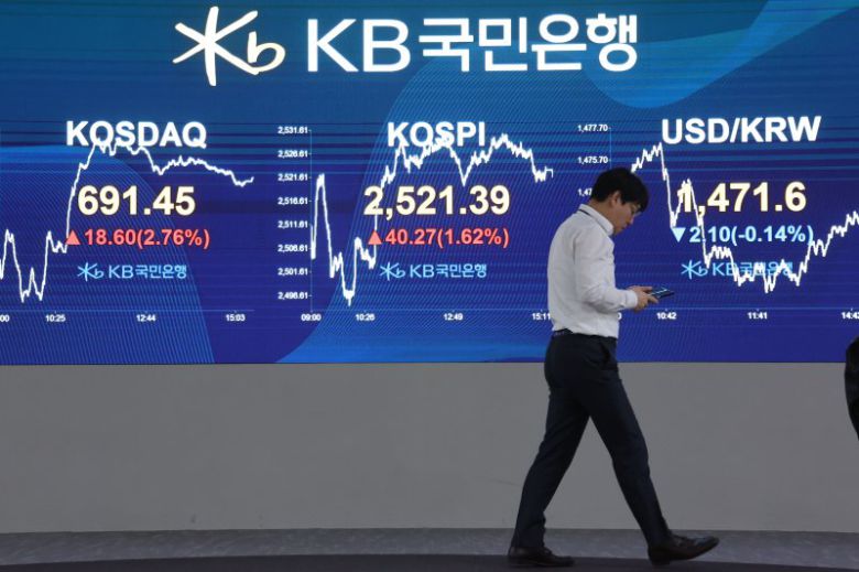 1일 오후 서울 여의도 KB국민은행 스마트딜링룸에서 딜러들이 업무를 보고 있다. 코스피가 전 거래일보다 40.27포인트(1.62%) 오른 2521.39에 마감했다. 코스닥 지수는 전 거래일보다 18.60포인트(2.76%) 상승한 691.45, 원·달러 환율은 전 거래일보다 1.0원 내린 1471.9원에 마감했다. 뉴시스