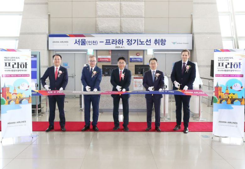 박종만 아시아나항공 여객본부장(왼쪽 세번째), 김성무 아시아나항공 인천국제공항서비스지점장(왼쪽 첫번째), 신동익 인천국제공항공사 허브화전략처장(왼쪽 네번째), 이반 얀차렉 주한체코 대사(왼쪽 두번째), 미샤 에마노브스키 주한체코문화원 원장(왼쪽 다섯번째)이 1일 인천국제공항 제1터미널 출국장에서 '아시아나항공 인천~프라하 노선 신규 취항 기념식'에서 테이프 커팅을 하고 있다. 아시아나항공 제공