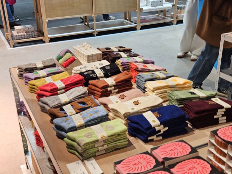 2일 서울 강남구 코엑스 더플라츠에서 열린 29CM의 '인벤타리오(INVENTARIO): 2025 문구페어'에 참여한 웜그레이테일 매장에 양말이 진열돼있다. 사진=이정화 기자