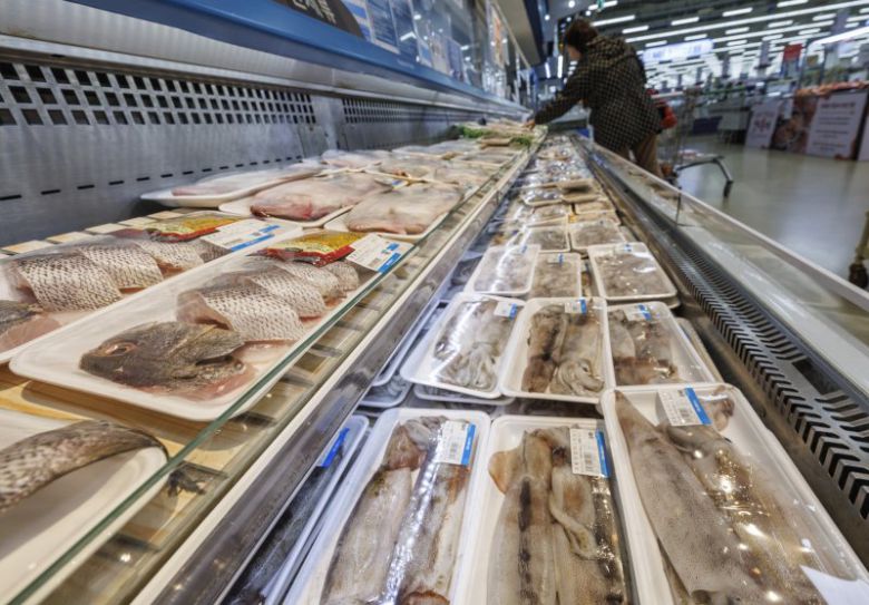 3월 소비자물가가 2.1% 상승한 것으로 발표된 2일 서울 서초구 농협 하나로마트 양재점의 수산물 코너에서 생물 오징어 두마리가 2만6900원에 판매되고 있다. 이번 조사에서 수산물 가격은 1년 전에 비해 4.9%나 상승, 2023년 8월(6.0%) 이후 1년7개월 만에 최대 상승폭을 기록했다. 연합뉴스