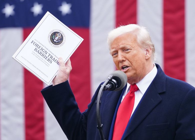 미국 도널드 트럼프 대통령은 2일(현지시간) 워싱턴 D.C. 백악관 로즈 가든에서 열린 '미국을 다시 부자로' 행사에서 상호관세 부과의 필요성을 설명하고 있다. UPI연합뉴스