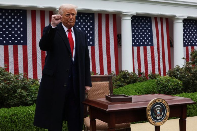 트럼프 대통령이 2일(현지시간) 미국 워싱턴 D.C 백악관 로즈가든에서 국가별 상호관세를 발표하기 위해 입장하면서 주먹을 쥐어보이고 있다. 로이터연합뉴스