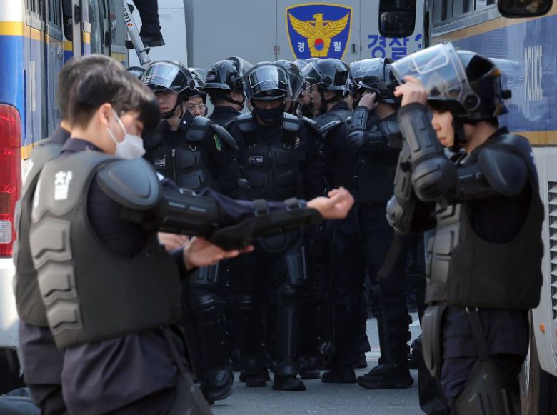 윤석열 대통령 탄핵심판 선고를 하루 앞둔 3일 서울 종로구 재동 헌법재판소 인근에서 경찰이 전술장구류를 갖춰입고 있다. /사진=뉴스1