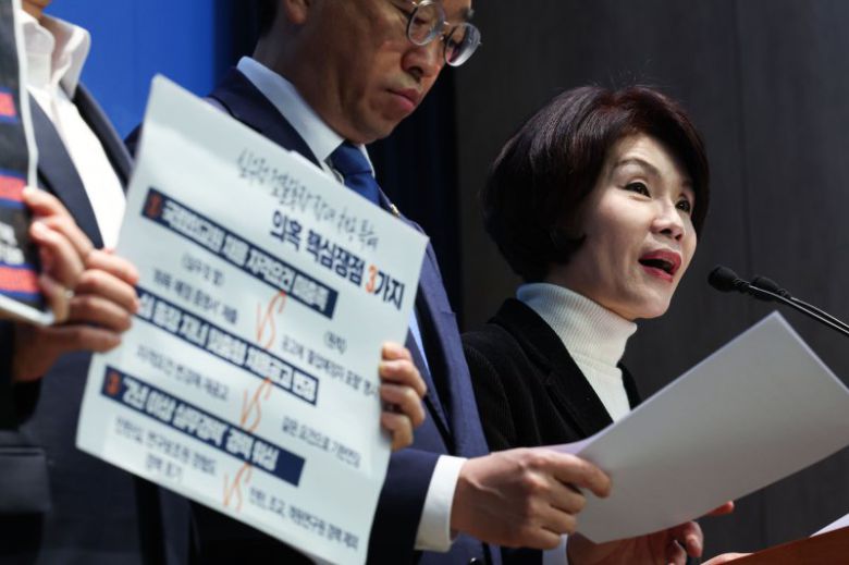 한정애 더불어민주당 의원을 비롯한 심우정 검찰총장 자녀 채용비리 진상조사단 의원들이 지난 3일 서울 여의도 국회 소통관에서 기자회견을 열고 심 총장 자녀들에 대한 의혹을 철저히 조사하겠다고 밝히고 있다. /사진=뉴시스