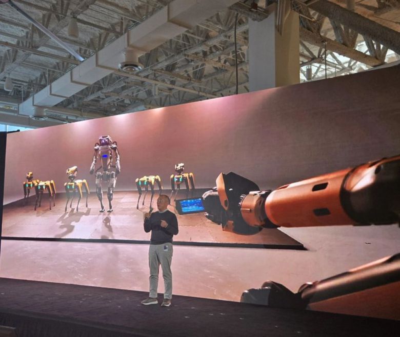 정의선 현대차그룹 회장이 지난달 27일(현지시간) 미국 매사추세츠주 월섬에 있는 로봇 계열사 스턴 다이내믹스 본사에서 열린 임직원 대상 타운홀 미팅에 참석해 발언하고 있다. 마크 테어만 보스턴 다이내믹스 CSO 링크드인