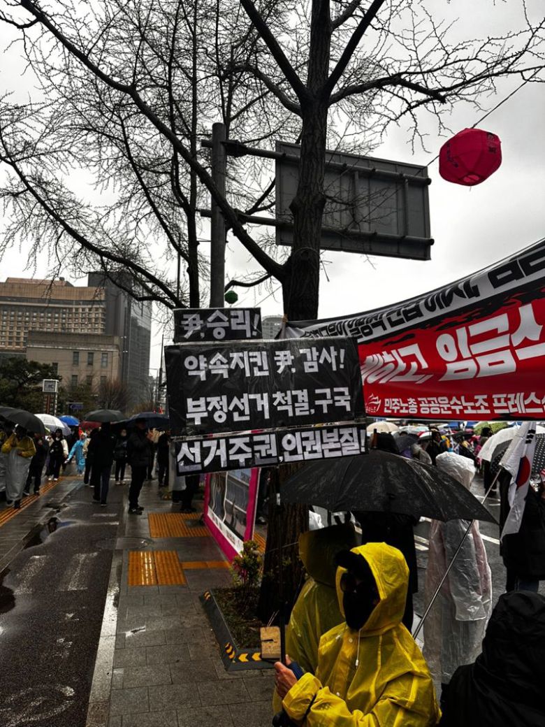 5일 서울 광화문역 인근에서 윤석열 전 대통령 탄핵 반대 집회가 이어지고 있다. 사진=정경수 기자