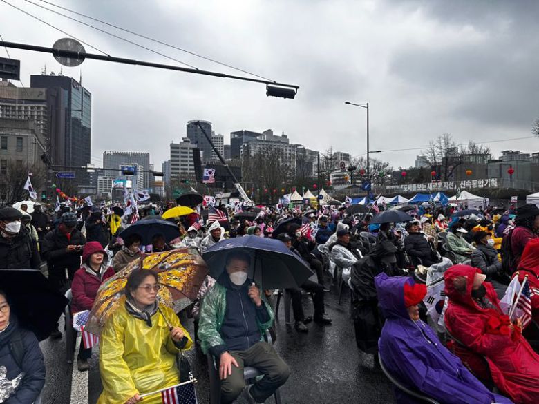 5일 서울 광화문역 인근에서 윤석열 전 대통령 탄핵 반대 집회가 이어지고 있다. 사진=정경수 기자