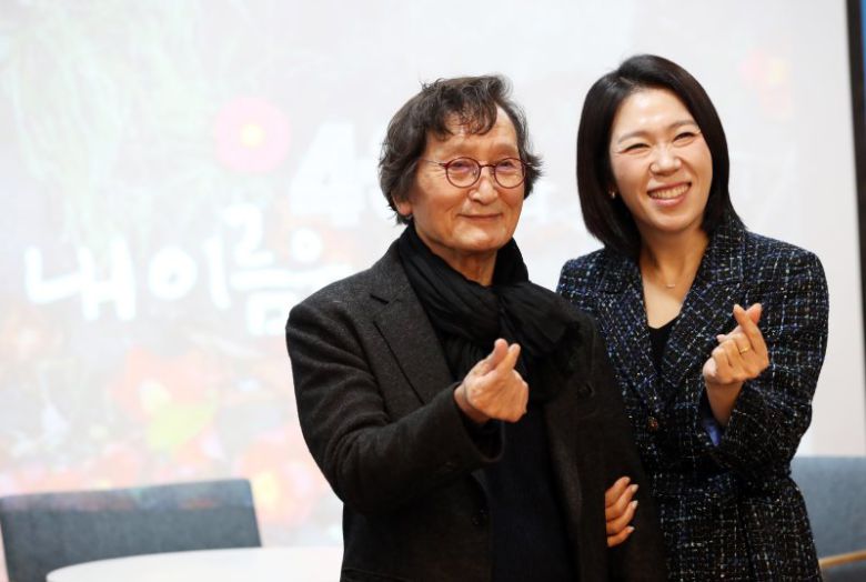 정지영 감독과 염혜란 배우가 9일 오후 제주도의회 도민카페에서 열린 제주4·3 영화 '내 이름은' 제작발표 기자회견에서 기념 촬영을 하고 있다. 제작사 렛츠필름과 아우라픽처스는 2026년 4월3일 개봉을 목표로, 현재 텀블벅을 통해 크라우드 펀딩을 진행하고 있다. 뉴스1