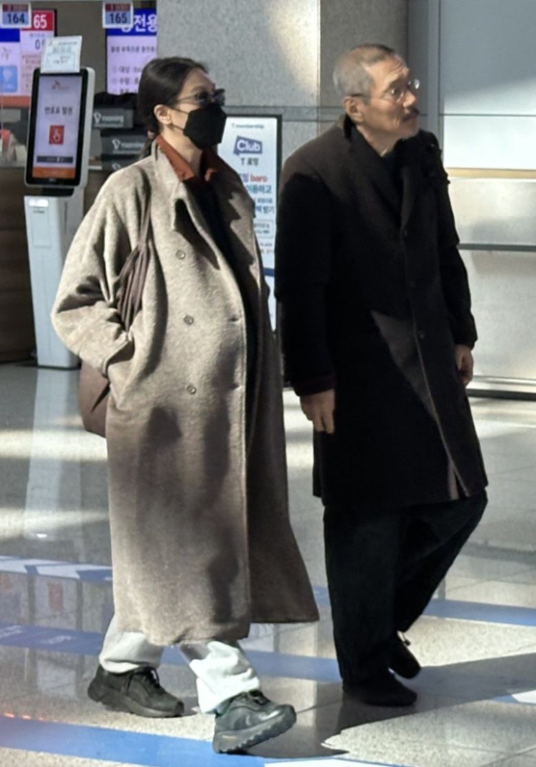 [서울=뉴시스] 배우 김민희와 홍상수 감독이 지난 19일 인천국제공항을 통해 독일 베를린으로 출국하고 있다. (사진=BBS 제공) 2025.02.21. photo@newsis.com *재판매 및 DB 금지 /사진=뉴시스